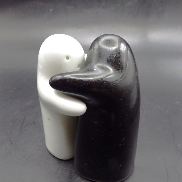 Hugging Ghosts Salt & Pepper Set/ Black & White Porcelain/ MINT/ HUG/ Halloween - Picture 5 of 6